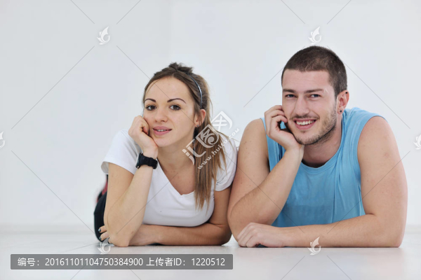 快樂年輕夫婦健身鍛煉和樂趣