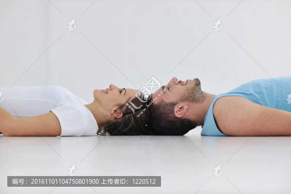 快樂年輕夫婦健身鍛煉和樂趣