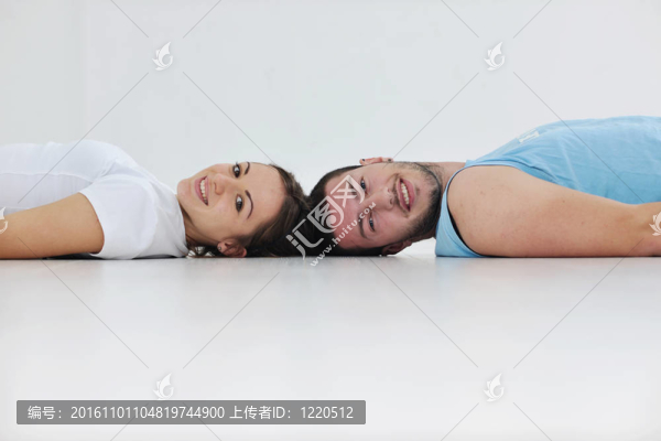 快樂年輕夫婦健身鍛煉和樂趣