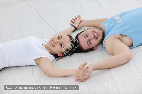 快樂年輕夫婦健身鍛煉和樂趣