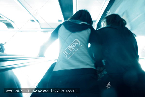 乘自動(dòng)扶梯