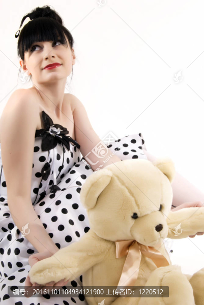 年輕的女人和泰迪熊