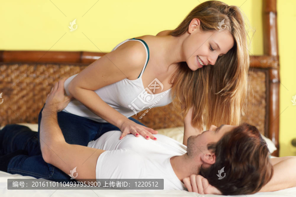 躺在床上的年輕夫婦