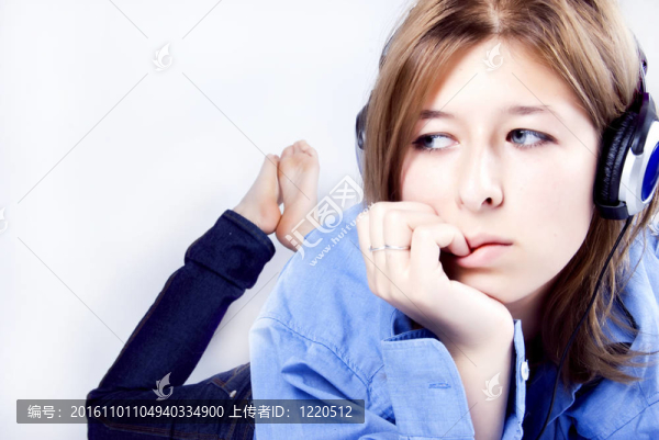 戴耳機(jī)的年輕女孩