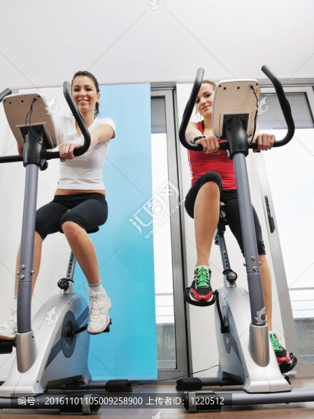 在健身俱樂部womanworkout在軌道上運(yùn)行的機(jī)器