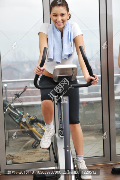 在健身俱樂部womanworkout在軌道上運(yùn)行的機(jī)器