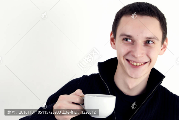 年輕人喝一杯茶
