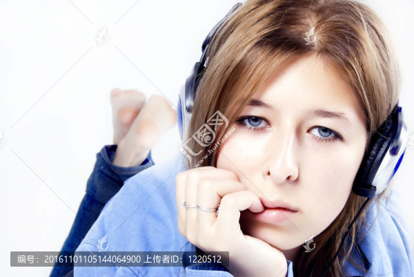 戴耳機(jī)的年輕女孩