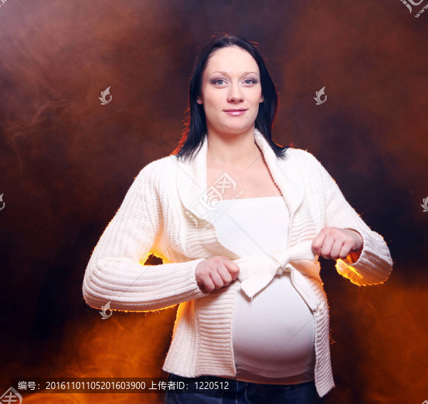 年輕美麗的孕婦