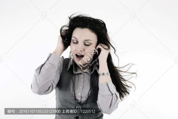 戴耳機的年輕人