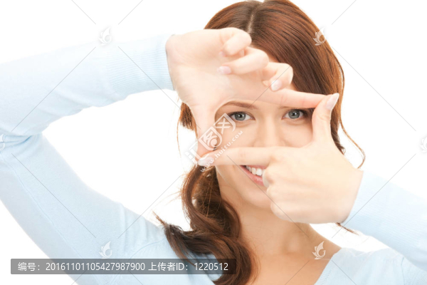 可愛的女人用手指創(chuàng)造一個(gè)框架