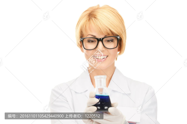 實(shí)驗(yàn)室工人高舉試管