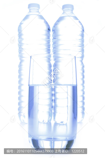 水；玻璃和瓶子