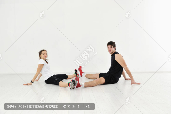快樂年輕夫婦健身鍛煉和樂趣