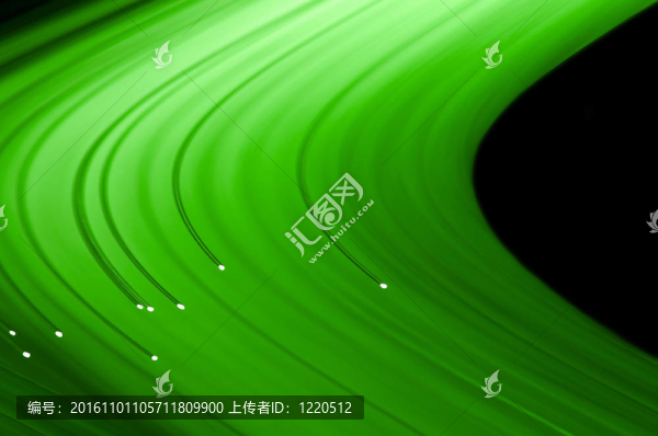 近距離捕捉幾個發(fā)光的綠色光纖光鏈對黑色背景。抽象風格。