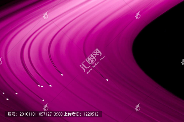 近距離捕捉幾個(gè)發(fā)光的粉紅色光纖光鏈對(duì)黑色背景。抽象風(fēng)格。