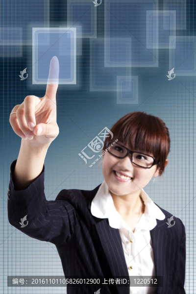 微笑的女人按下觸摸屏按鈕