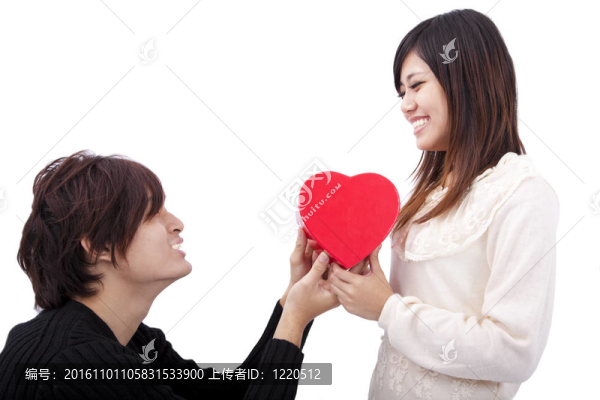 亞洲青年交愛心禮物給年輕女子