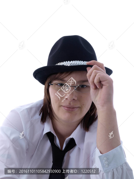 戴黑色帽子和黑色領(lǐng)帶的年輕女子