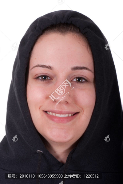 Young,Brunette在黑罩的微笑