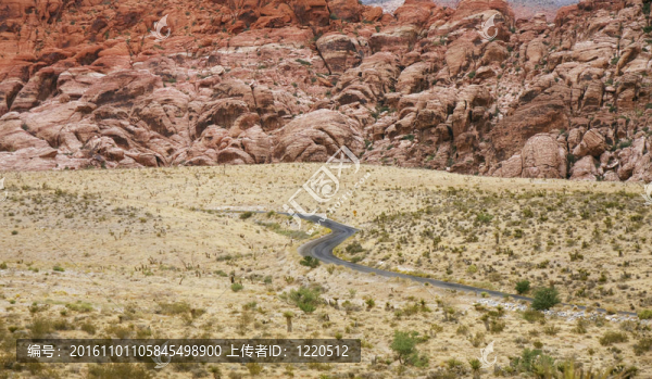 彎彎曲曲的公路穿過(guò)沙漠走向紅巖山