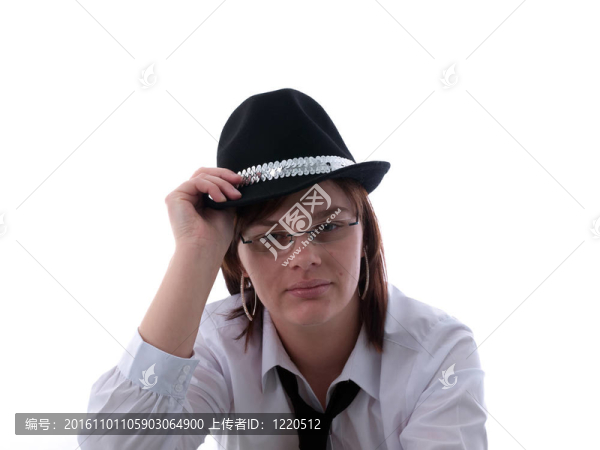 戴黑色帽子和黑色領(lǐng)帶的年輕女子
