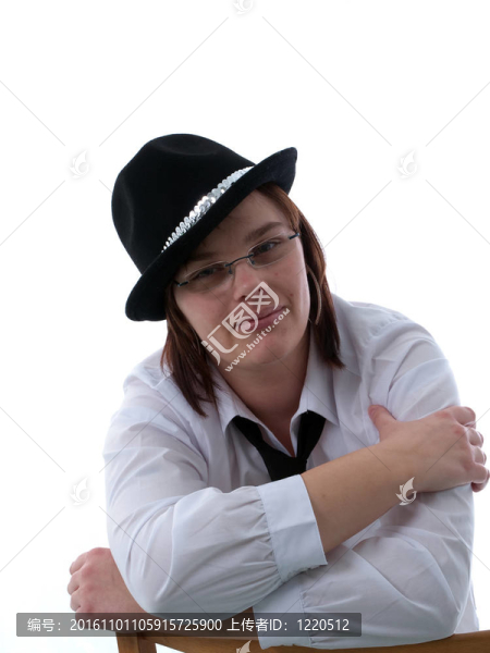戴黑色帽子和黑色領(lǐng)帶的年輕女子