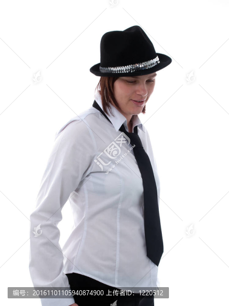 戴黑色帽子和黑色領(lǐng)帶的年輕女子