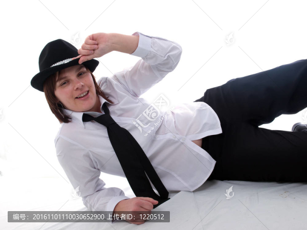 戴黑色帽子和黑色領(lǐng)帶的年輕女子