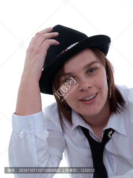 戴黑色帽子和黑色領帶的年輕女子