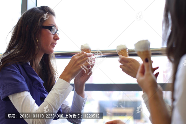 快樂的女人舔冰淇淋
