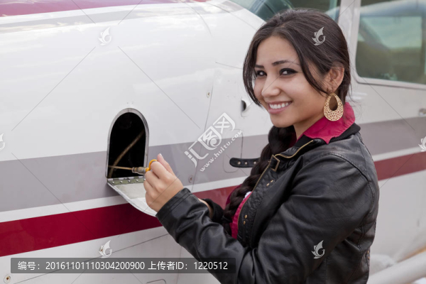 飛機上的女人檢查油