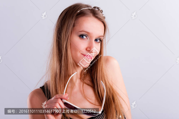 迷人的長(zhǎng)發(fā)女孩