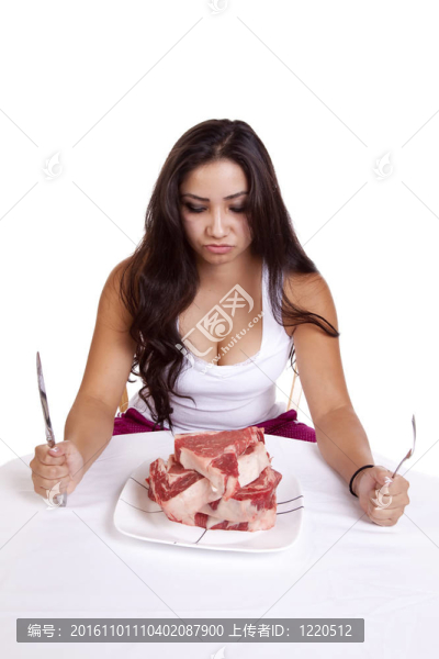 女人看著牛排