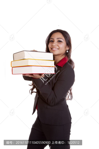 婦女拿著書堆