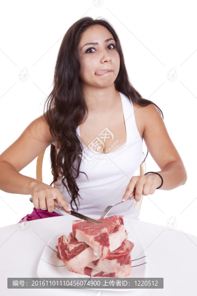 隨著牛排舔盤子的女人。