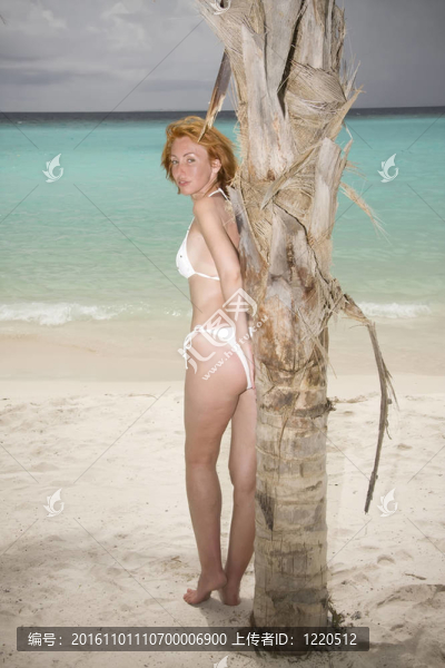 女孩站在海邊附近的可可；