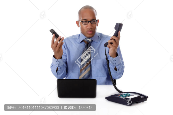 年輕魅力的非洲裔商人；電話