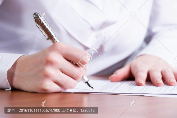寫作的女孩