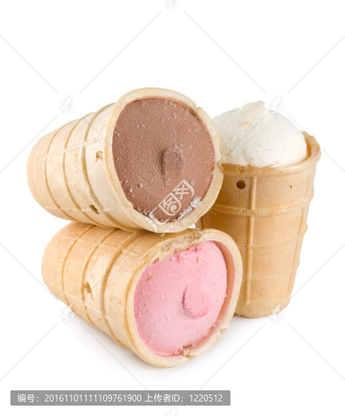杯子里的三個冰淇淋