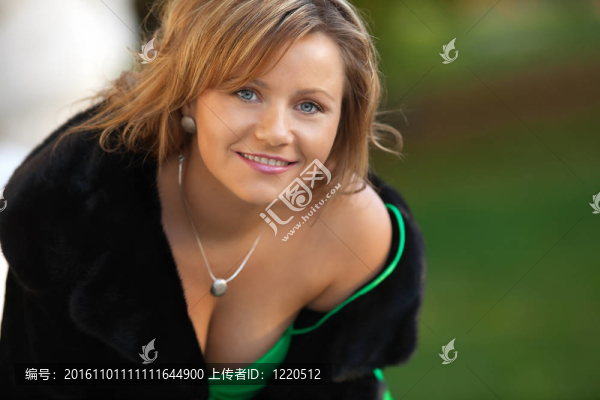 穿著毛皮大衣的美女看著你