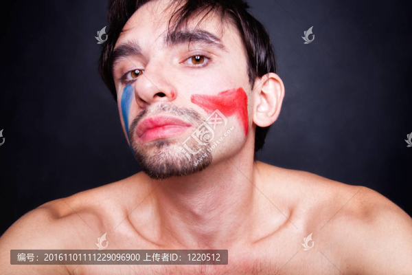 臉上有油漆的年輕人
