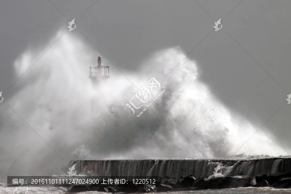 反對(duì)燈塔的大浪潮