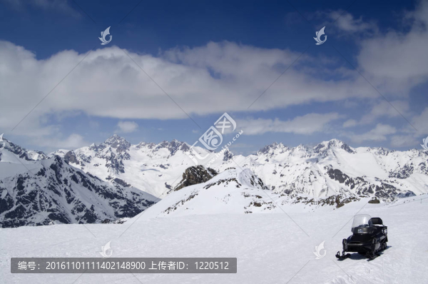 在滑雪場的雪地車