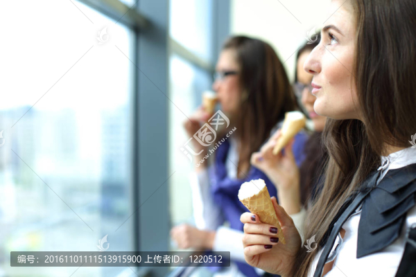 女人舔冰淇淋