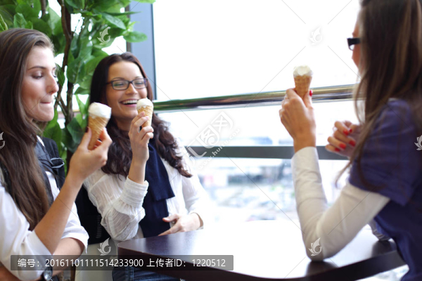 女人舔冰淇淋