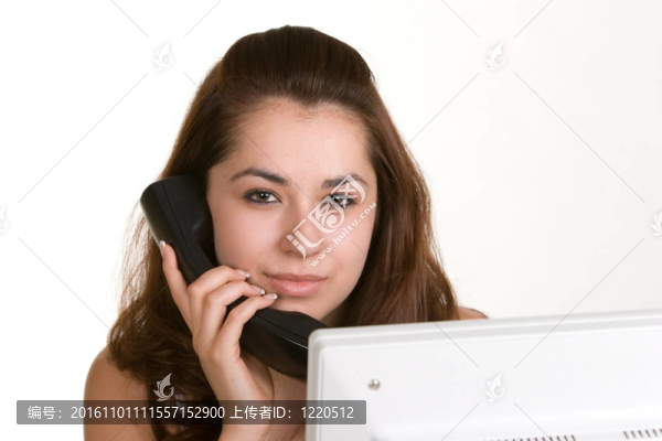 年輕和迷人的西班牙裔婦女在她十幾歲到二十出頭