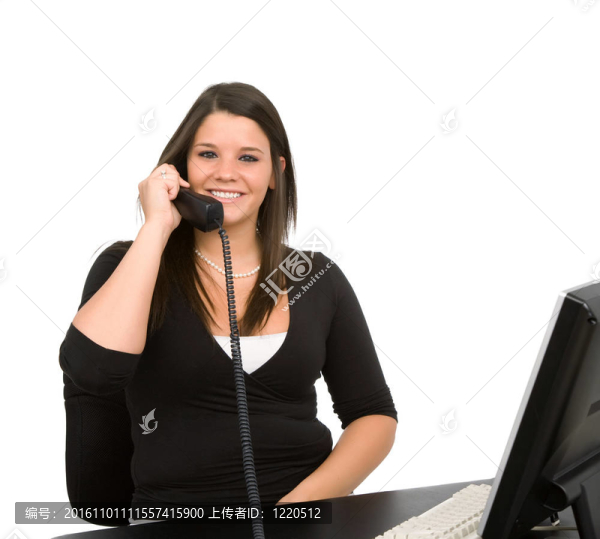 電話中的年輕女人