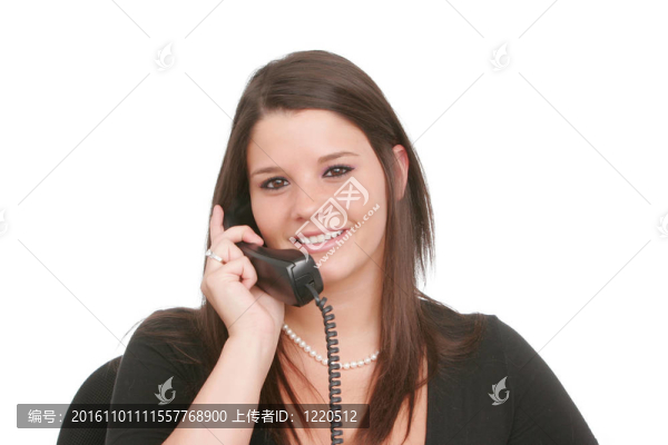 電話中的年輕女人