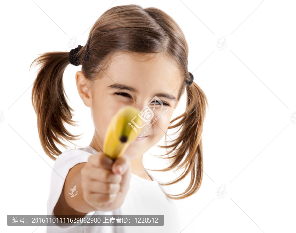 女孩用香蕉射擊